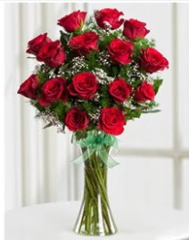 Cam vazo içerisinde 11 kırmızı gül vazosu  Ordu uluslararası çiçek gönderme 