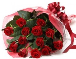  Ordu uluslararası çiçek gönderme  10 adet kipkirmizi güllerden buket tanzimi