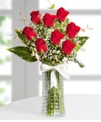 7 Adet vazoda kırmızı gül sevgiliye özel  Ordu hediye çiçek yolla 